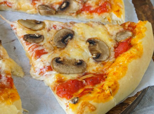 Pizza mit Champignons Pizza mit Champignons