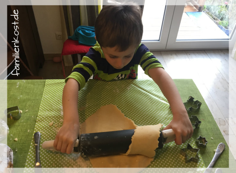 Pl&auml;tzchen backen Kinder: Teig ausrollen