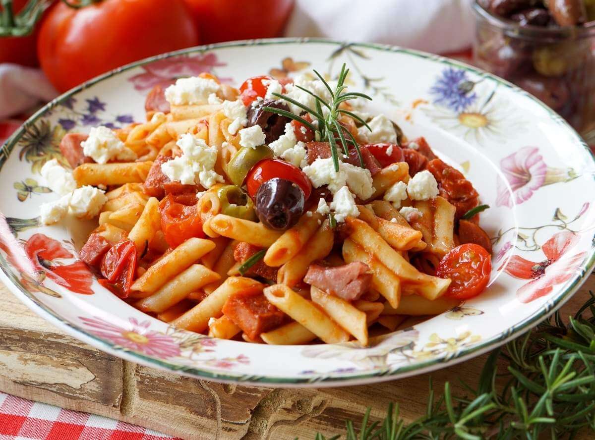 Provenzalische Nudelpfanne mit Cabanossi und Schafskäse