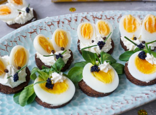 Pumpernickel-Häppchen mit Ei Pumpernickel-Häppchen mit Ei