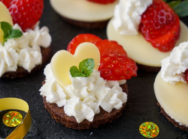 Pumpernickel-Häppchen mit Frischkäse Pumpernickel-Häppchen mit Frischkäse