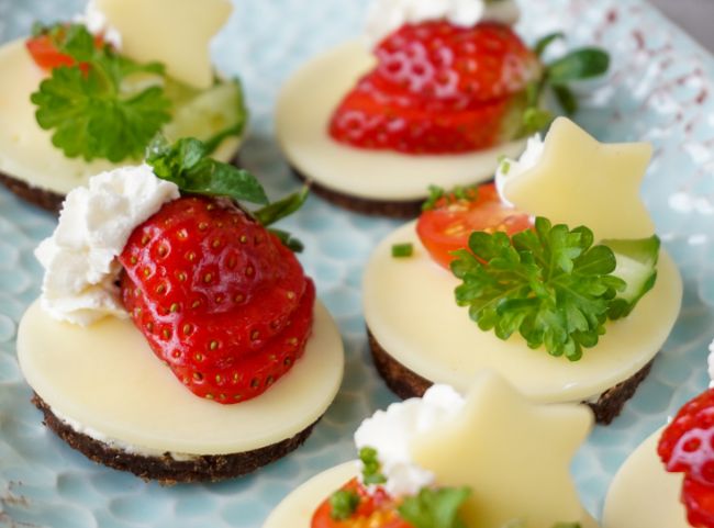 Pumpernickel-Häppchen mit Käse Pumpernickel-Häppchen mit Käse
