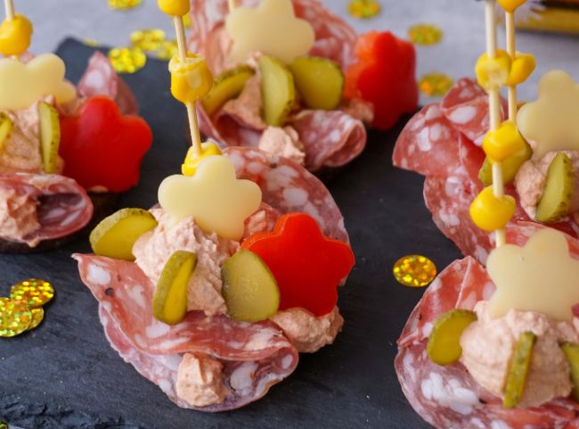 Pumpernickel-Häppchen mit Salami Pumpernickel-Häppchen mit Salami
