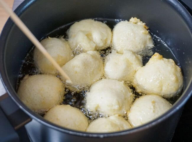 Quarkbällchen in Öl backen Quarkbällchen in Öl backen