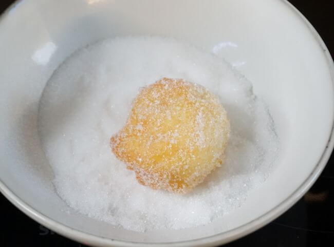 Quarkbällchen in Zucker wälzen Quarkbällchen in Zucker wälzen