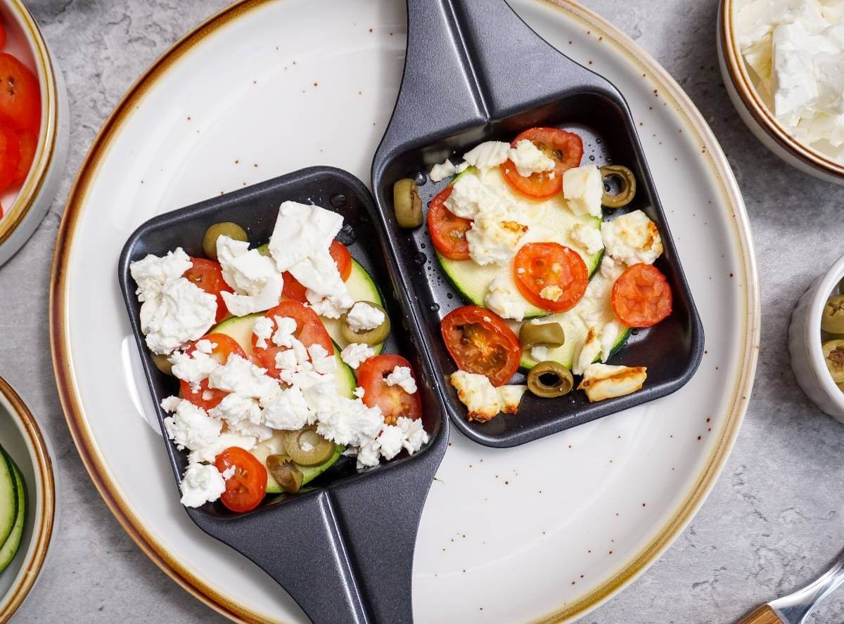 Raclette mit Feta, Tomate und Zucchini – leicht, lecker und low carb