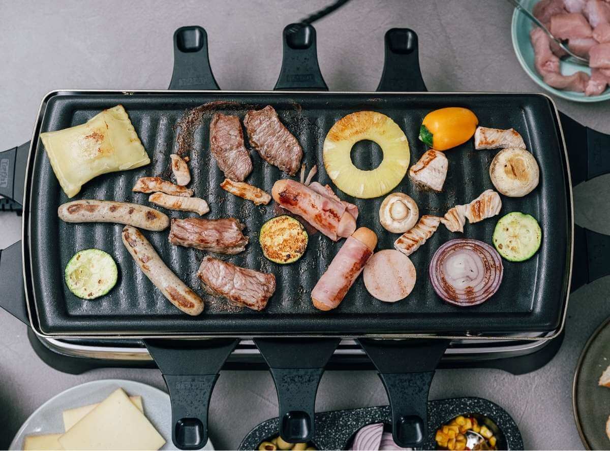 Fleisch beim Raclette - passende Sorten und die richtige Menge pro Person Fleisch auf Racletteplatte