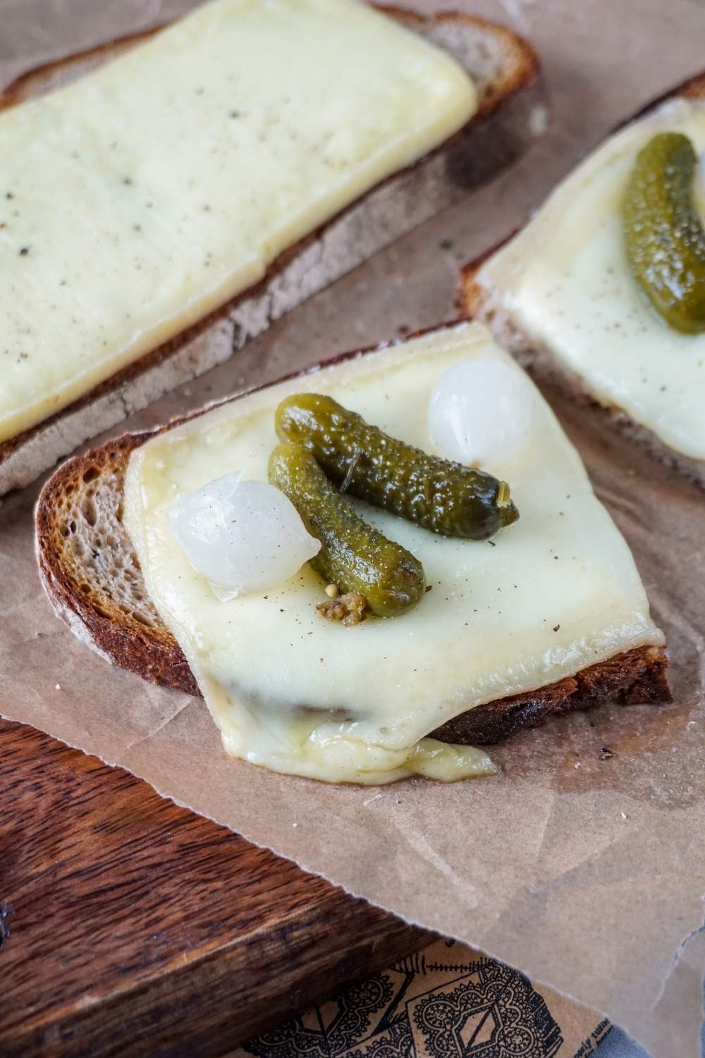Raclette-Brot aus der Heißluftfritteuse: Käseglück in Rekordzeit Raclette-Brot aus der Heißluftfritteuse: Käseglück in Rekordzeit