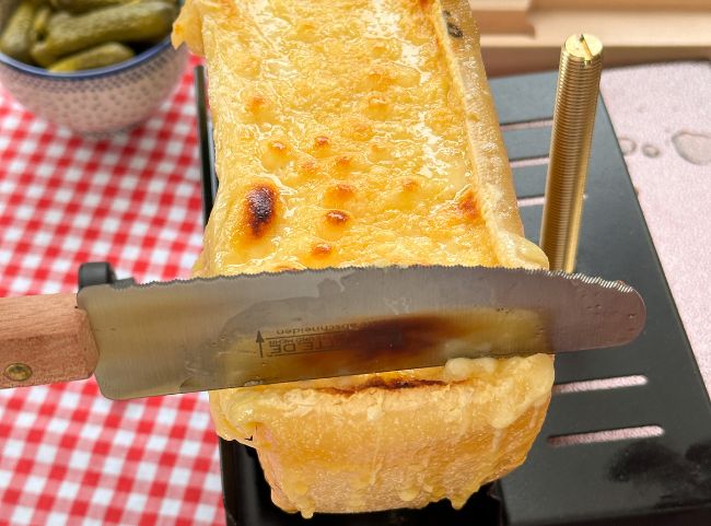 Raclette-Ofen K&auml;se abschaben