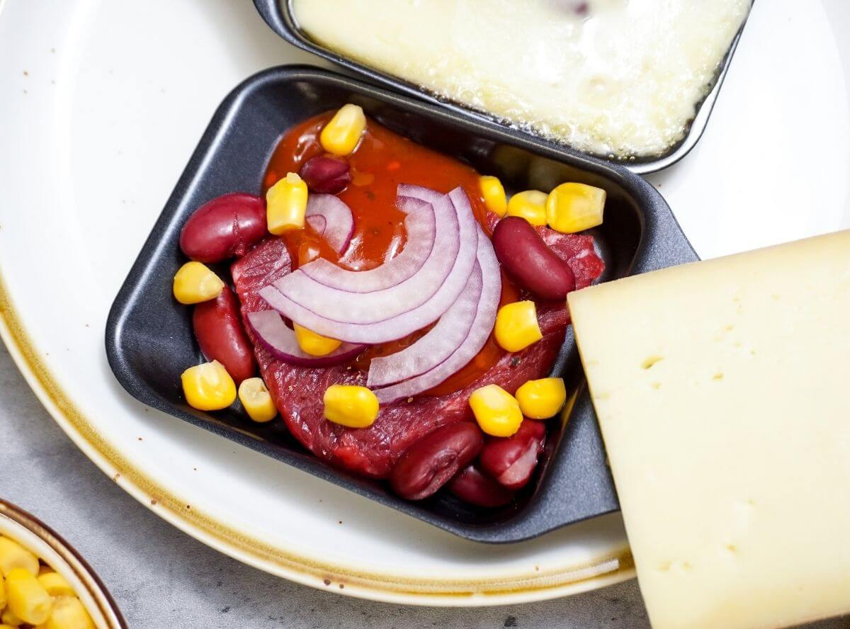 Raclette Pfännchen mit Fleisch: Dieses Schmelzrodeo lieben alle!