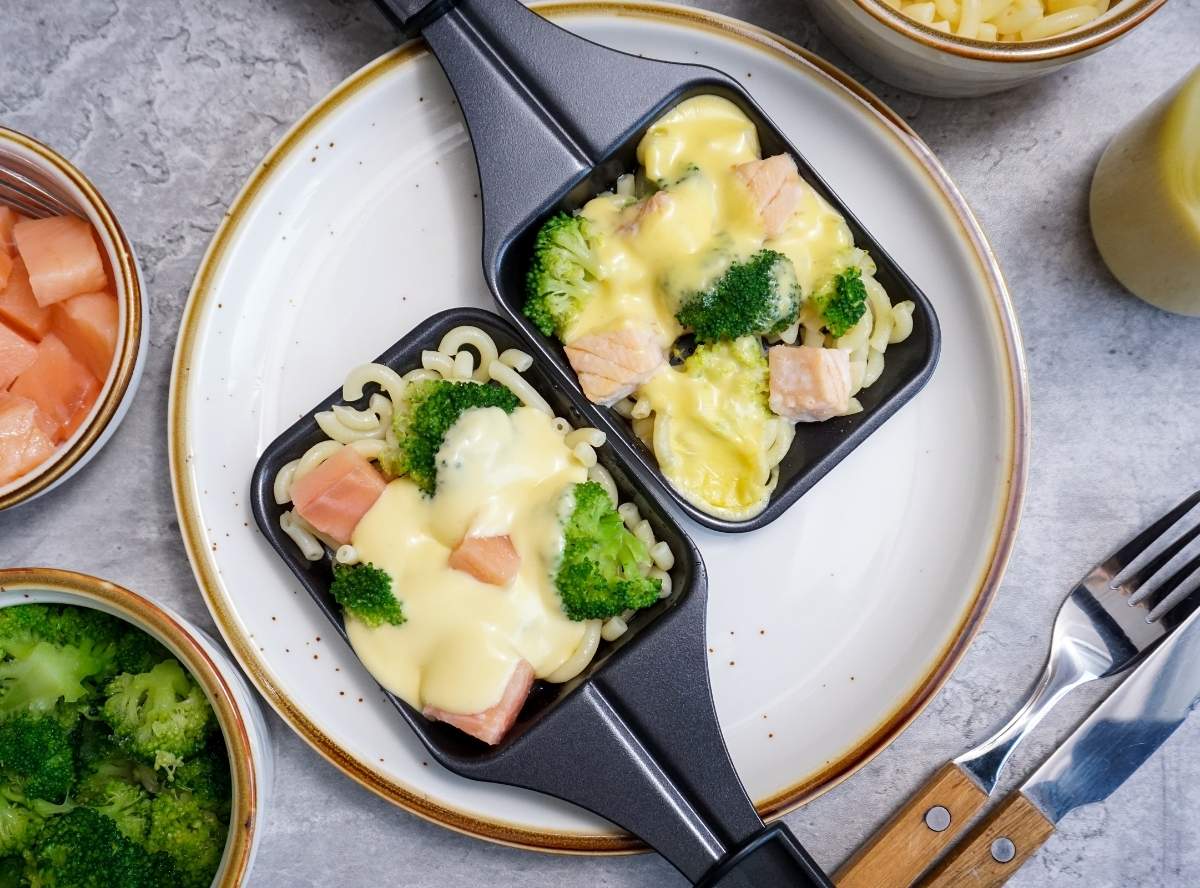 Raclette Pf&auml;nnchen mit Lachs und Brokkoli