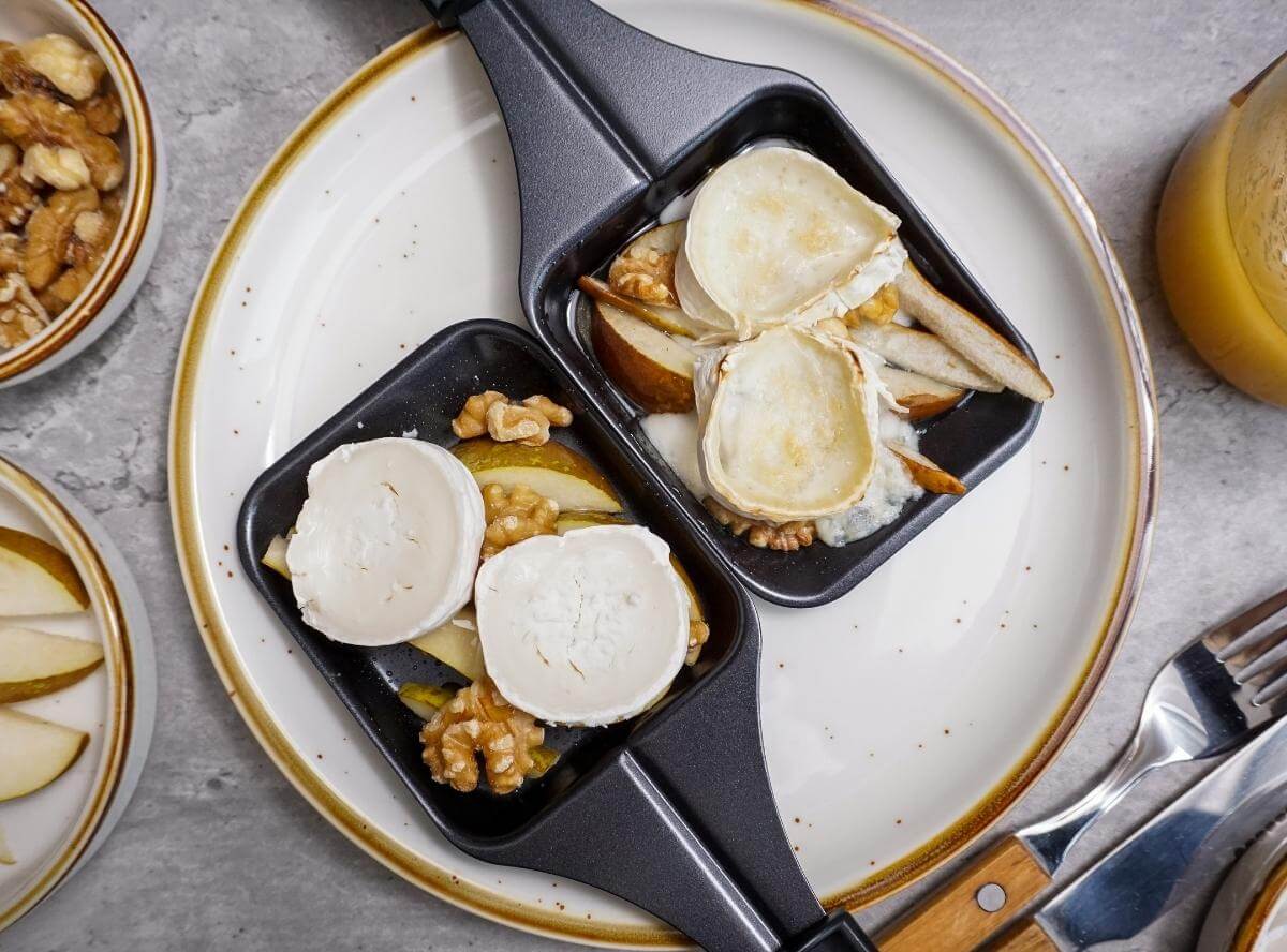 Raclette mit Ziegenkäse, Birne und Walnüssen
