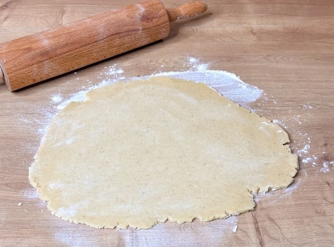 Rentier-Plätzchen Teig ausrollen Rentier-Plätzchen Teig ausrollen