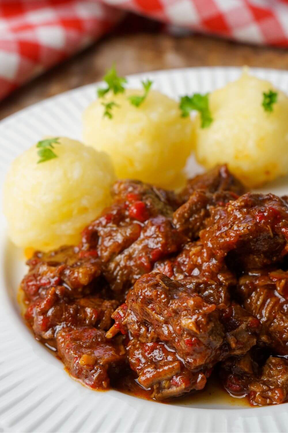 Ungarisches Rindergulasch mit Paprika Ungarisches Rindergulasch mit Paprika