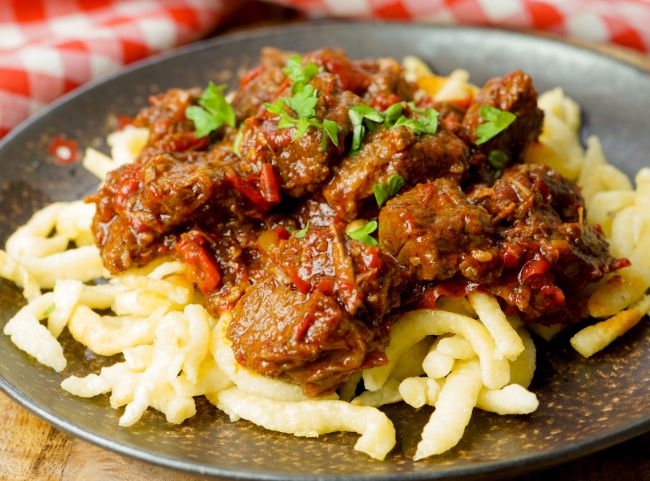 Rindergulasch mit Spätzle Rindergulasch mit Spätzle