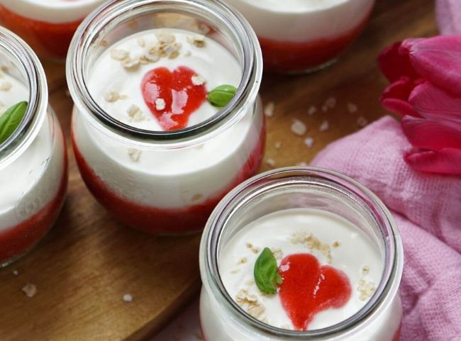Romantischer Nachtisch mit Erdbeeren Romantischer Nachtisch mit Erdbeeren