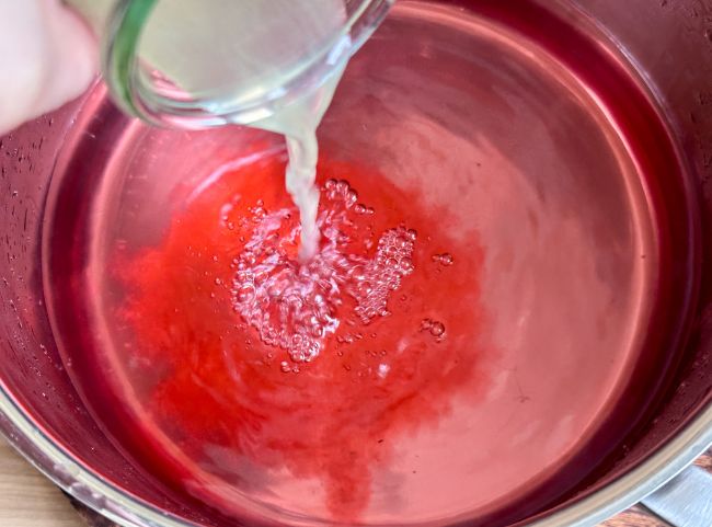 Rosengelee mit Zitronensaft Rosengelee mit Zitronensaft