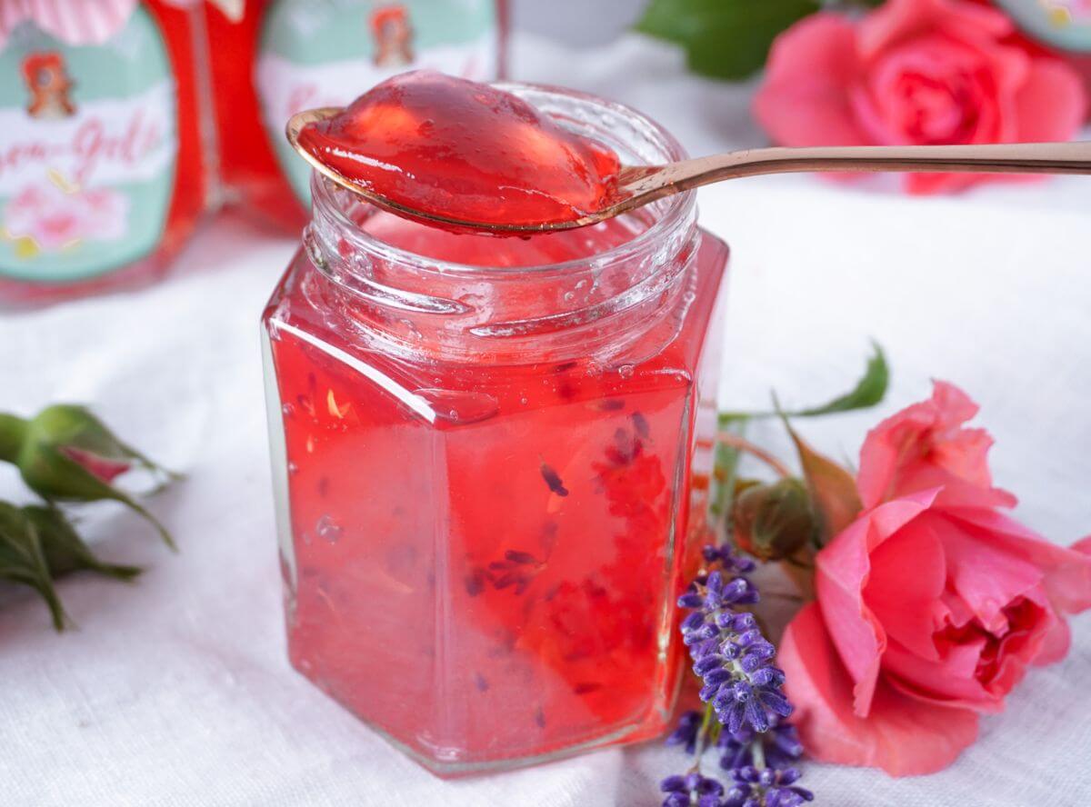 Selbstgemachtes Rosengelee mit einem Hauch Lavendel