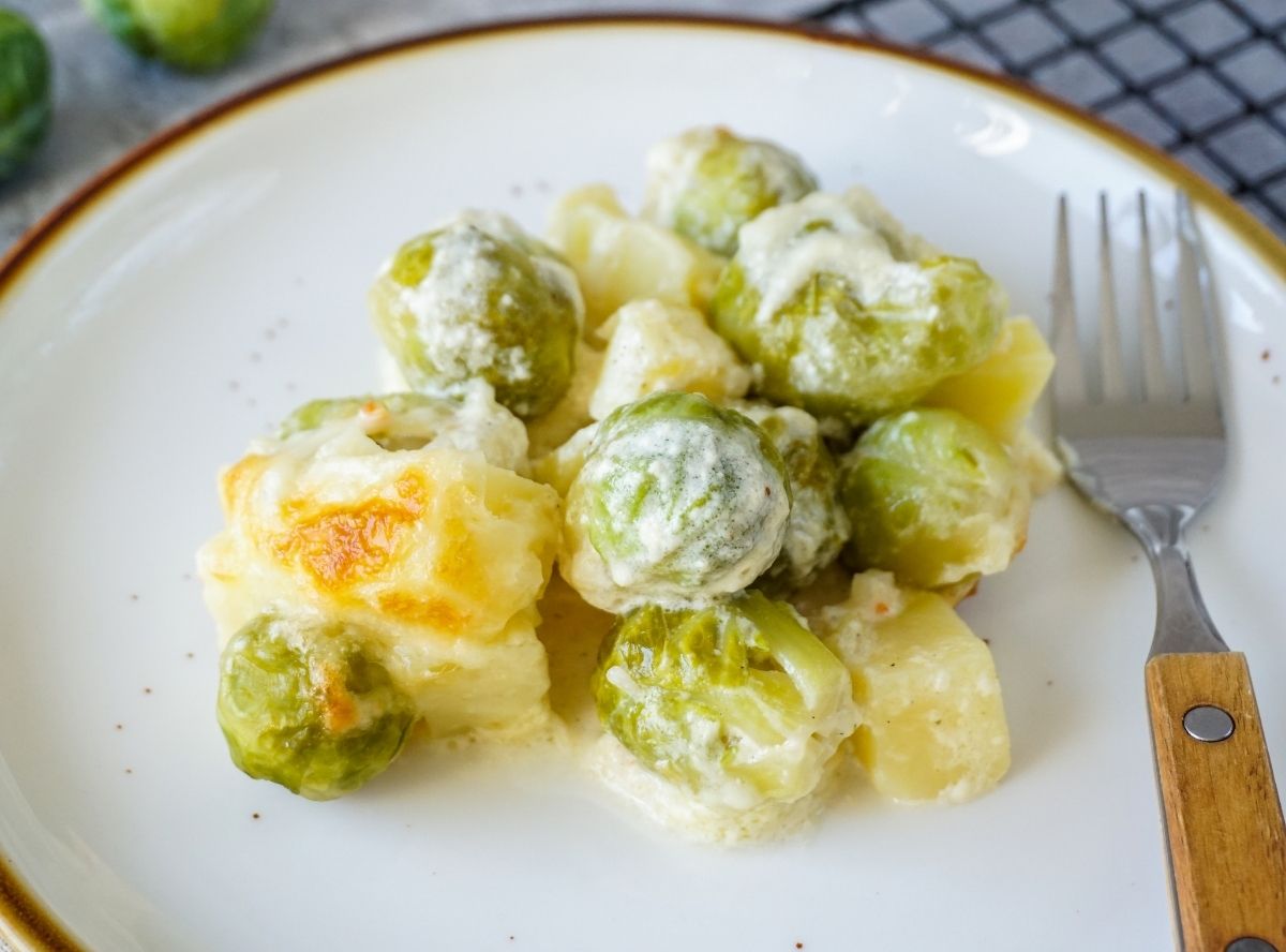 Rosenkohlauflauf mit Kartoffeln und Käse überbacken Rosenkohlauflauf mit Kartoffeln und Käse überbacken