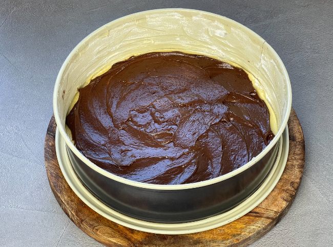 Rotkäppchenkuchen dunkler Kakao Teig in Springform Rotkäppchenkuchen dunkler Kakao Teig in Springform