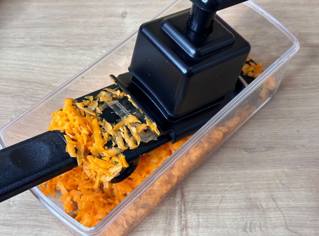 Rüblikuchen Möhren raspeln Rüblikuchen Möhren raspeln