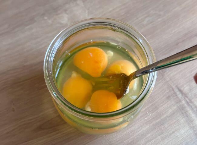 Rührei - Eier mit einer Gabel schlagen Rührei - Eier mit einer Gabel schlagen