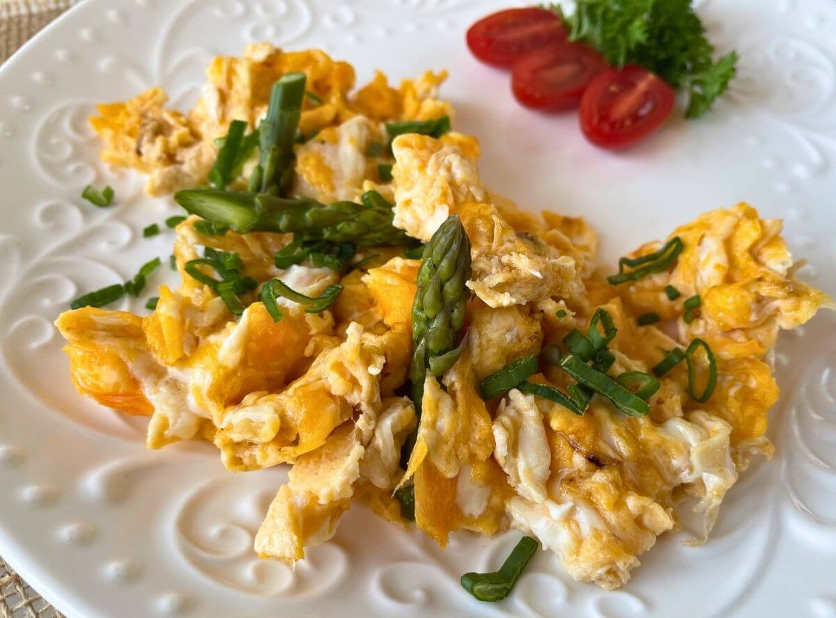 Rührei mit grünem Spargel