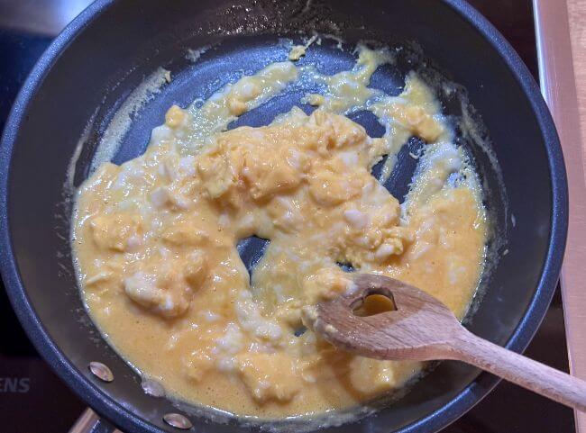 Rührei - mit Holzlöffel verrühren Rührei - mit Holzlöffel verrühren