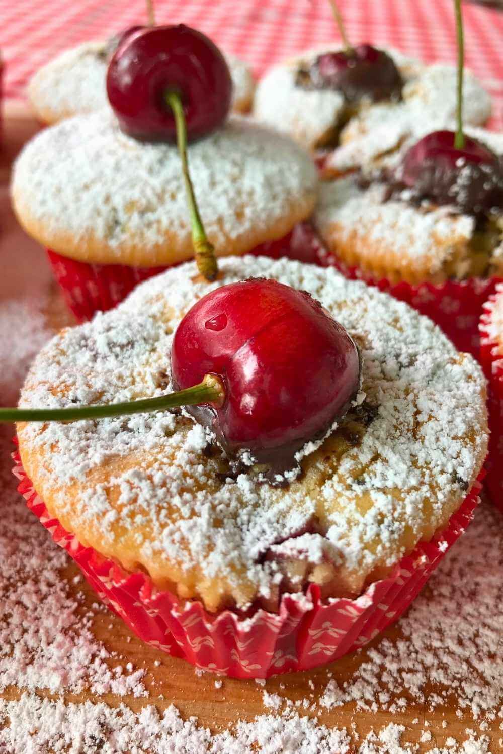 Kirschmuffins - super schnell & saftig Kirschmuffins - super schnell & saftig