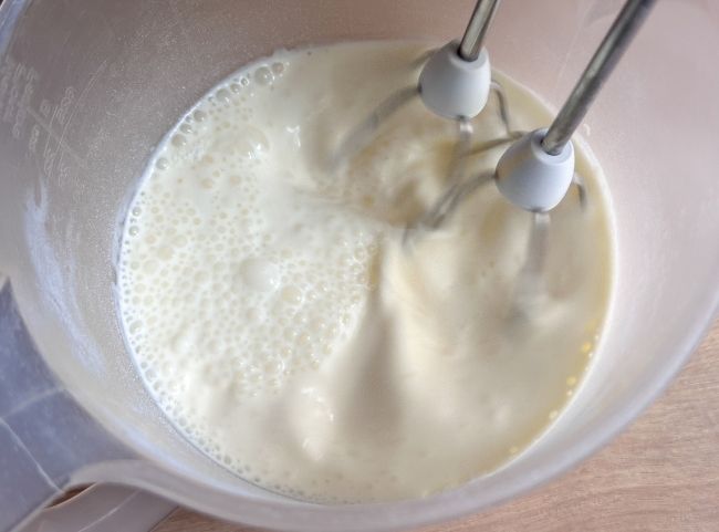Sahne steif schlagen für Torte Sahne steif schlagen für Torte