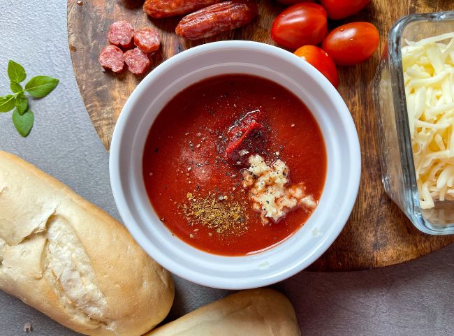 Salami Baguette Tomatensauce anrühren Salami Baguette Tomatensauce anrühren
