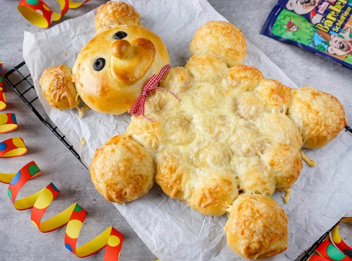 SchlaWiener Partybär aus Pizzateig
