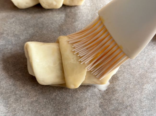 SchlaWiener W&uuml;rstchen im Schlafrock einpinseln