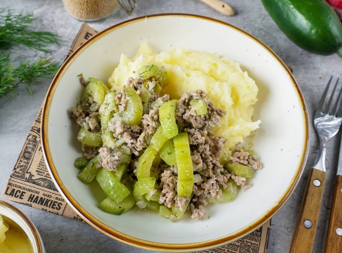 Schmorgurken mit Hackfleisch und Kartoffelbrei