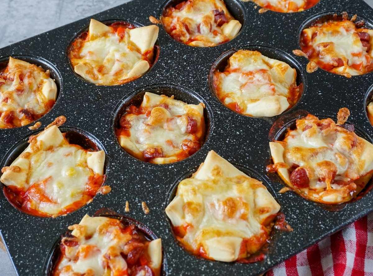 Pizza-Muffins aus der Muffinform mit Salami und Paprika