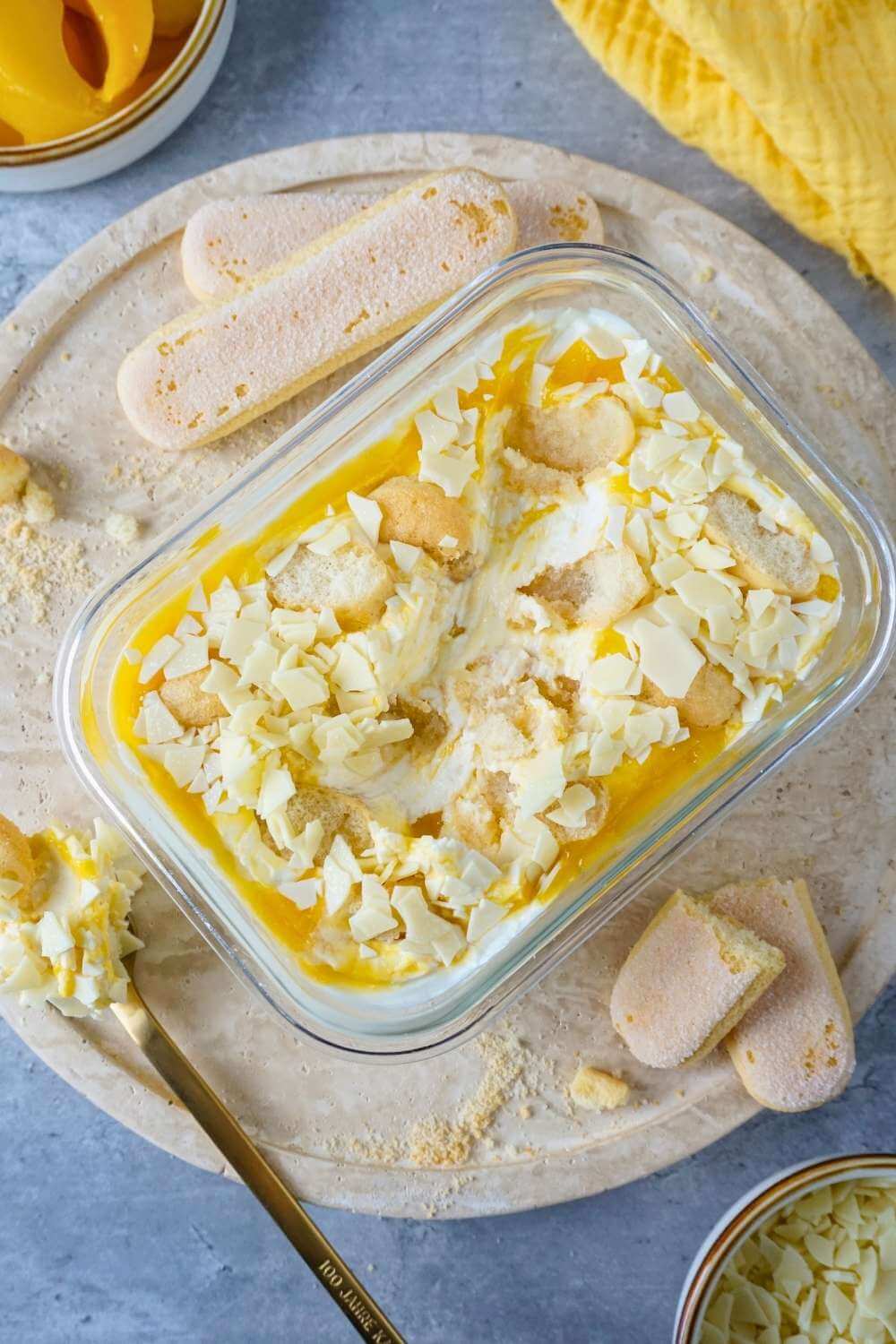 Falsches Mango Tiramisu mit Skyr: So cremig, fruchtig und lecker mit nur 4 Zutaten! Falsches Mango Tiramisu mit Skyr: So cremig, fruchtig und lecker mit nur 4 Zutaten!