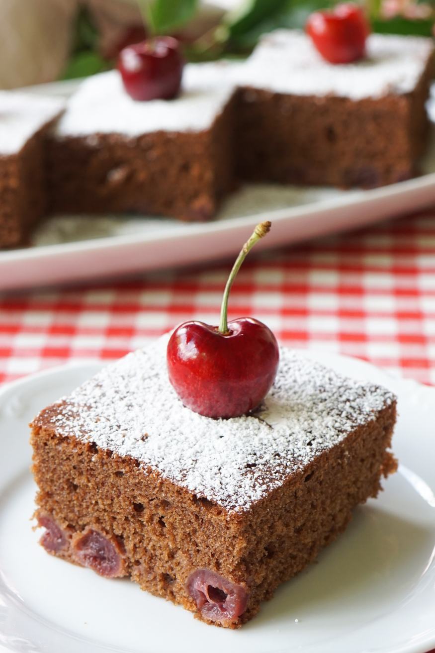 Schoko-Blechkuchen mit Kirschen Schoko-Blechkuchen mit Kirschen