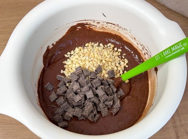 Schoko Brownies - Mandeln unterheben Schoko Brownies - Mandeln unterheben