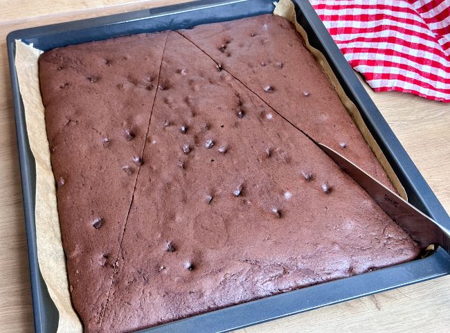 Schult&uuml;ten Kuchen schneiden