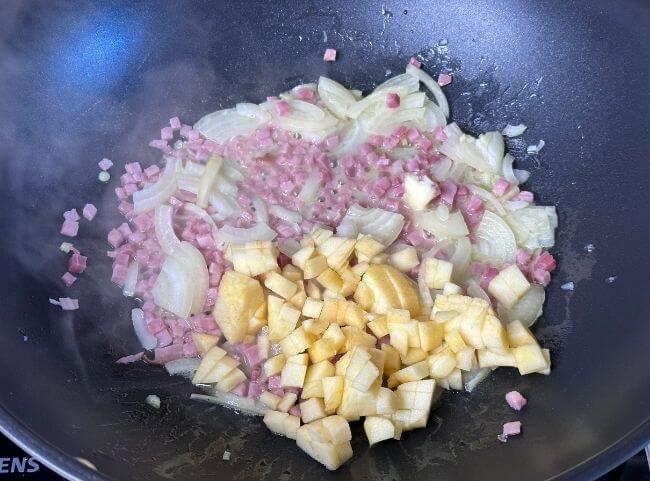 Schupfnudeln mit Sauerkraut - Schinkenw&uuml;rfel r&ouml;sten