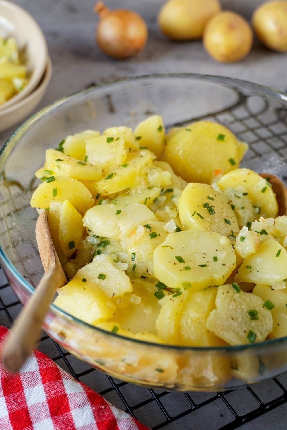 Schwäbischer Kartoffelsalat mit Brühe – Rezept für die ganze Familie Schwäbischer Kartoffelsalat mit Brühe – Rezept für die ganze Familie