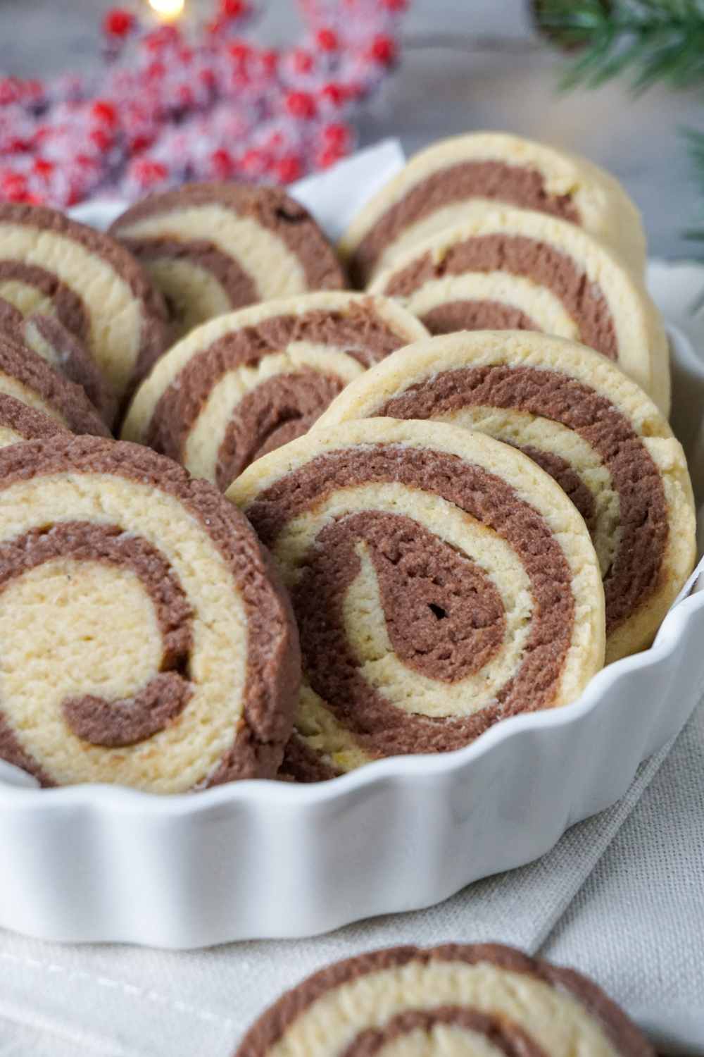 schwarz-wei&szlig;e Rollenkekse in Schale
