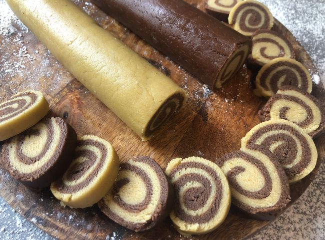 Schwarz-weiß-Gebäck Rollenkekse Schwarz-weiß-Gebäck Rollenkekse