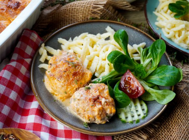 Schweinefilet im Speckmantel mit Rahmso&szlig;e