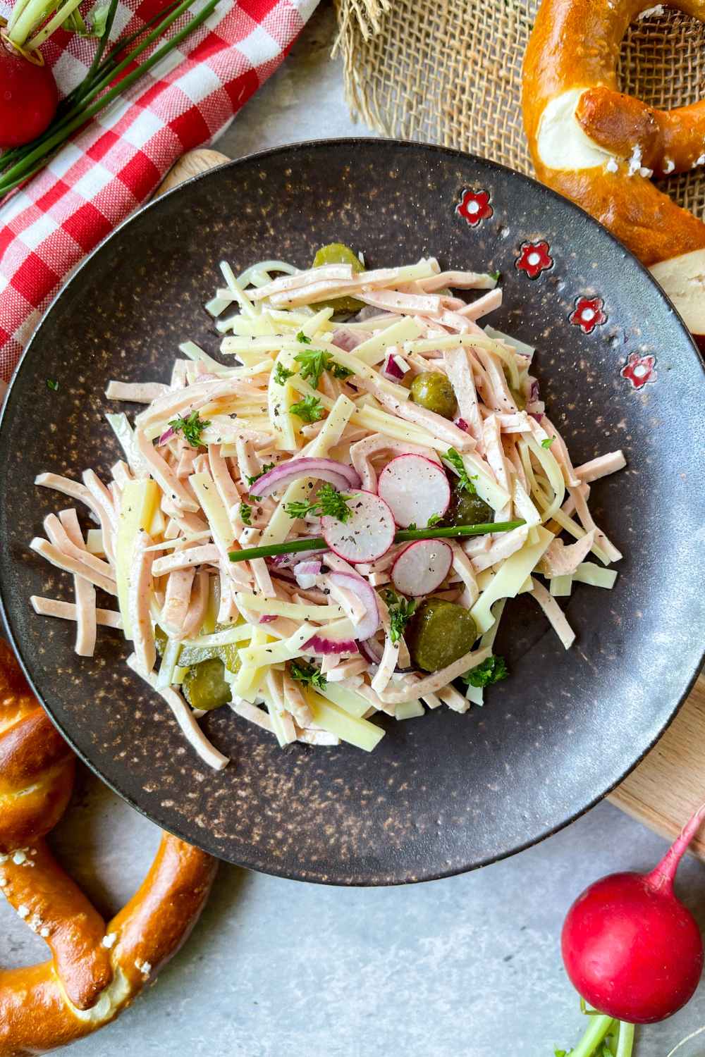 Schweizer Wurstsalat mit K&auml;se und Gurken