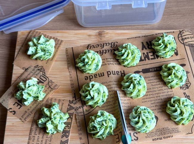Selbstgemachte Kräuterbutter einfrieren Selbstgemachte Kräuterbutter einfrieren