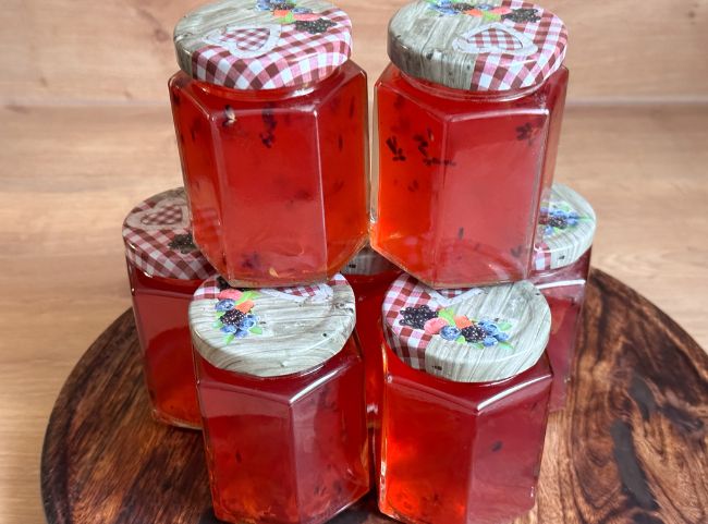 Selbstgemachtes Rosengelee Selbstgemachtes Rosengelee