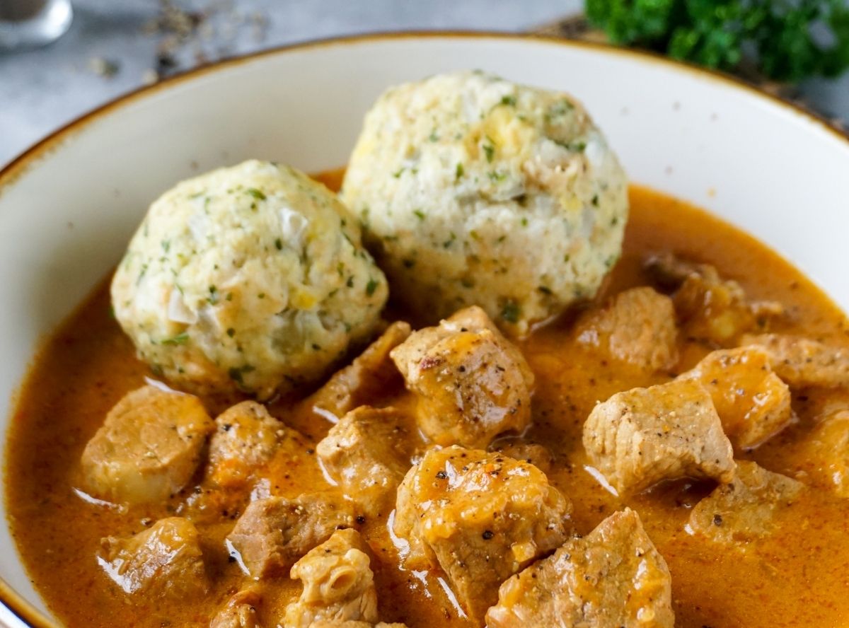 Semmelkn&ouml;del Gulasch