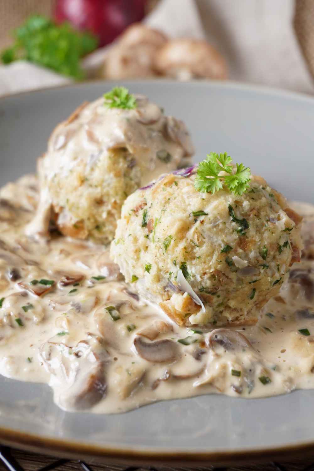 Semmelkn&ouml;del mit Pilzrahmso&szlig;e