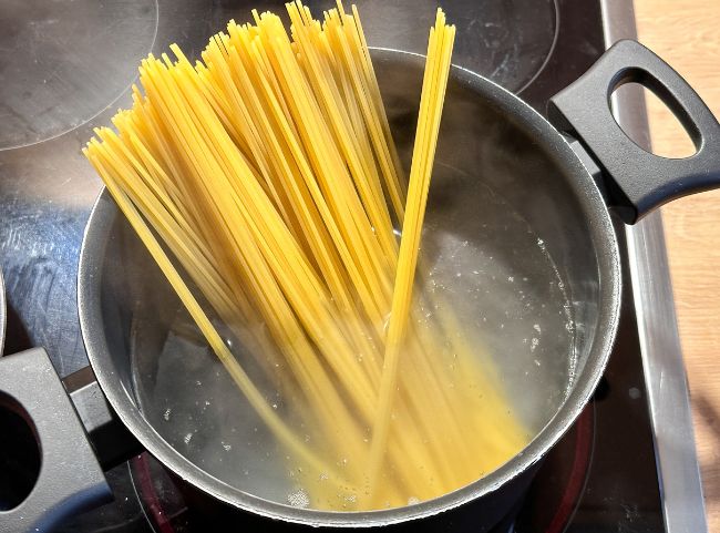 Spaghetti für Frittata kochen Spaghetti für Frittata kochen